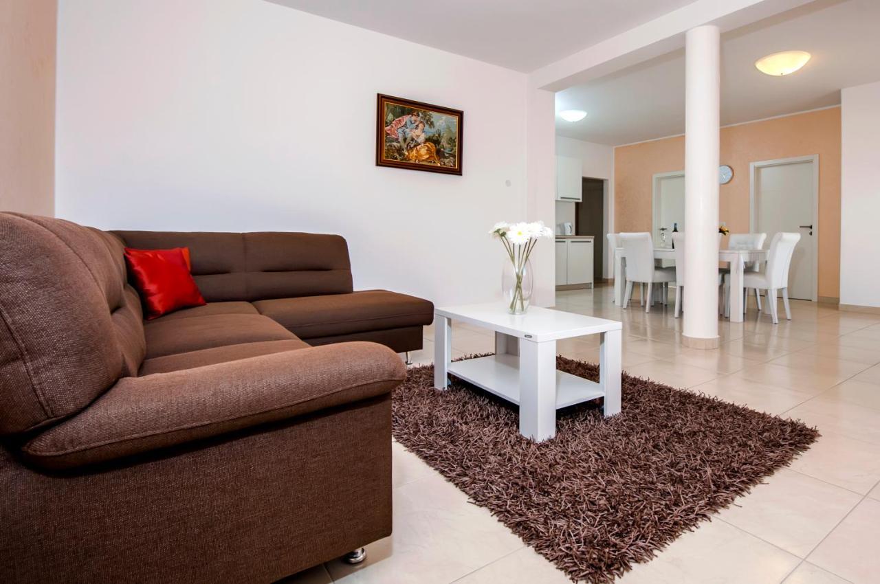 Apartments And Rooms Camaiore 로비니 외부 사진