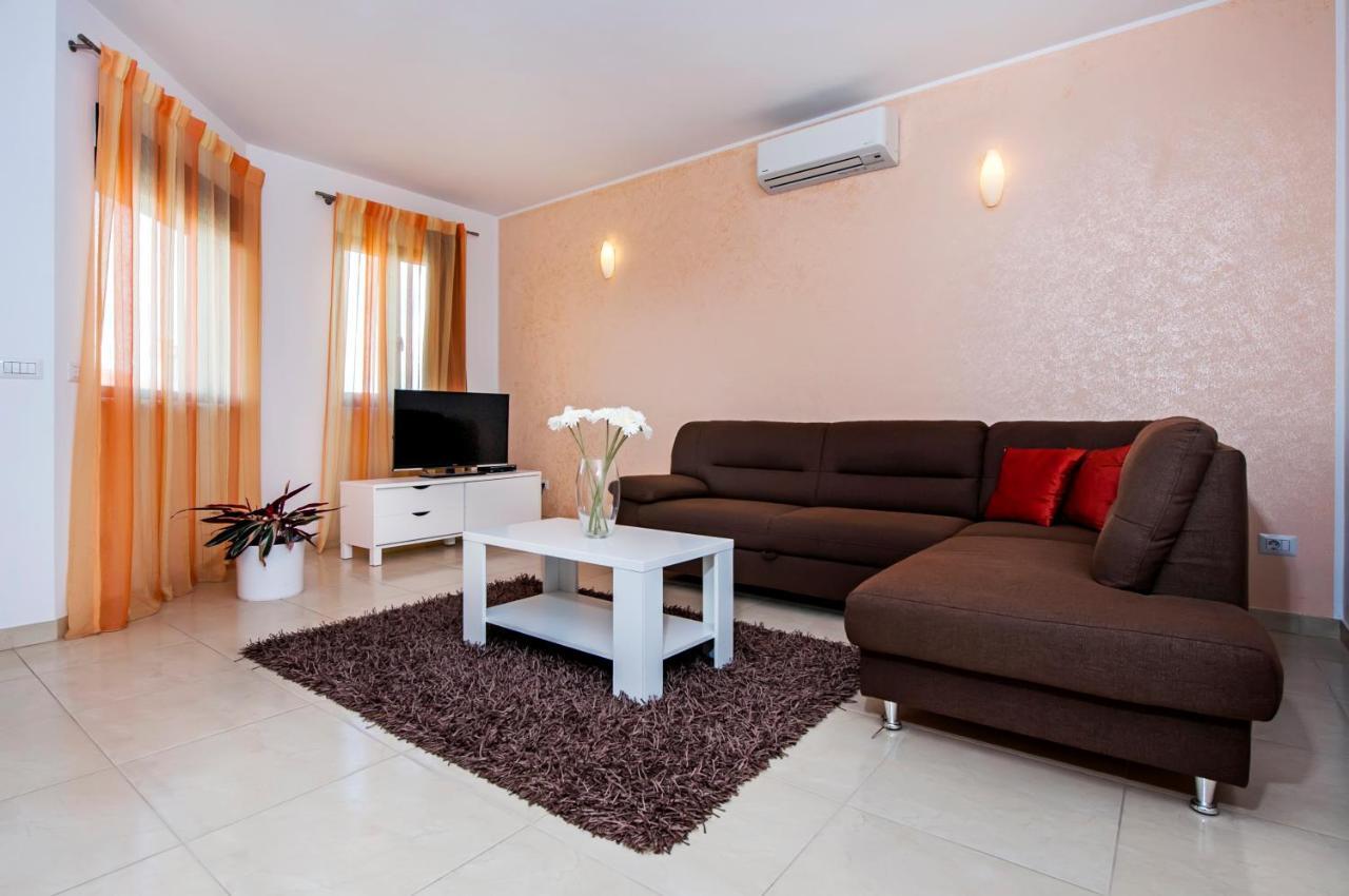 Apartments And Rooms Camaiore 로비니 외부 사진